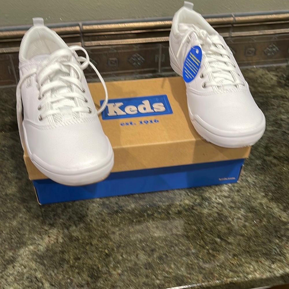 NIB White Leather 👟✨✨